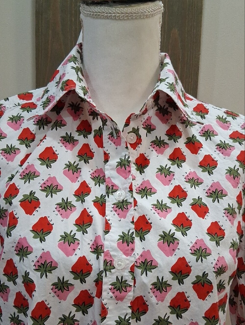Boden Long- Sleeve Button- Front Shirt Featuring A Strawberry Pattern  Size 6R - Picture 4 of 8